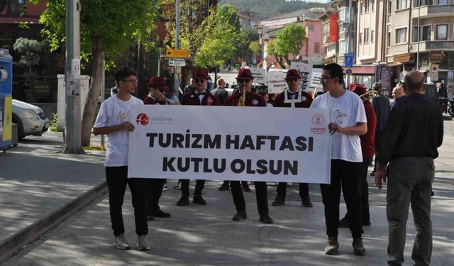 Turizm Haftası için liseli öğrencilerle yürüyüş düzenlendi