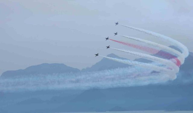 Türk Yıldızları’nın nefes kesen gösterisi on binlerce vatandaşı sahillere doldurdu