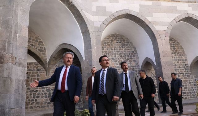 Vali Çiçek, restorasyonu tamamlanan Köşk Medrese’ye hayran kaldı