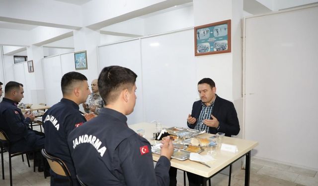 Vali Musa Işın, erbaş ve erlerle iftar yaptı