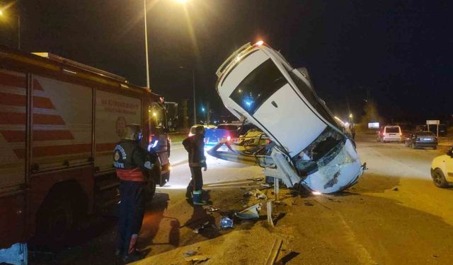 Van’da bariyerlere çarpan otomobil dik şekilde asılı kaldı: 3 yaralı