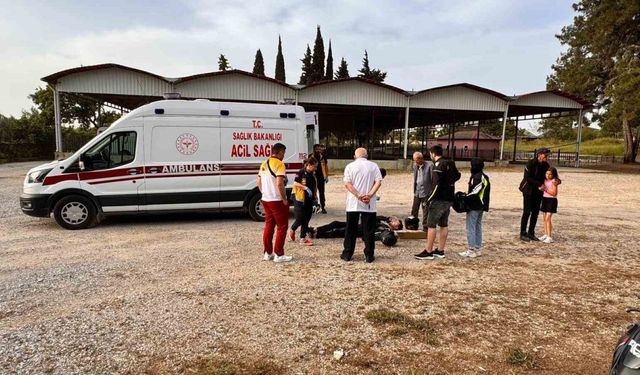 Virajı alamayan motosiklet sürücüsü yoldan çıkıp boş arsaya devrildi: 1 yaralı