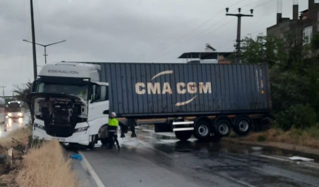 Yağış sonrası kayganlaşan yolda kontrolden çıkan tır yolu kapattı: 1 yaralı