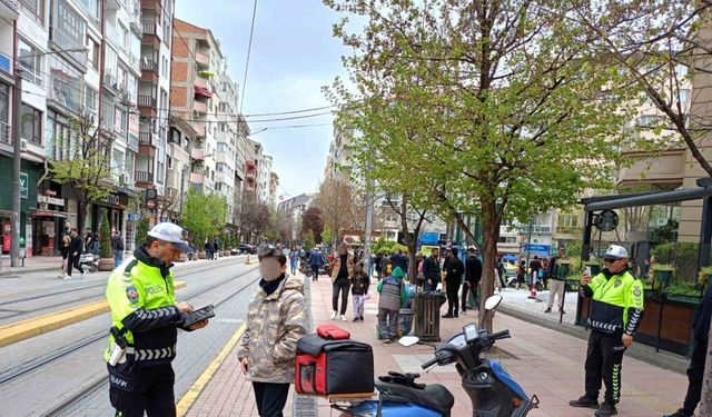 Yaya yoluna giren motosiklet sürücülerine ceza kesildi