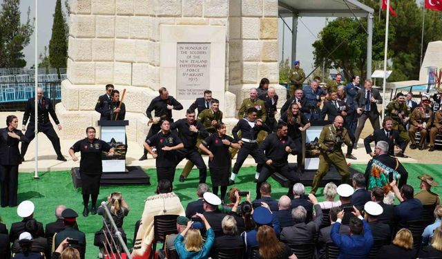 Yeni Zelanda askerleri atalarını ’haka’ dansıyla andı