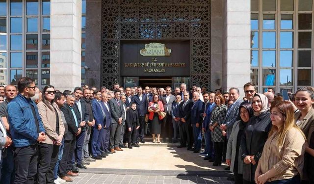 Yeniden seçilen Başkan Fatma Şahin, yeni döneminin ilk gününde coşkuyla karşılandı