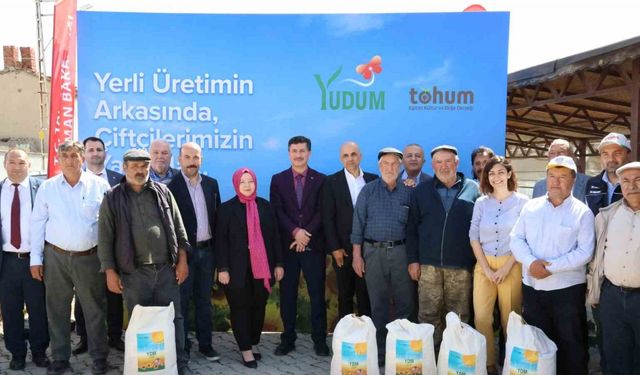 Yudum ve Tohum Derneği, Eskişehir’de çiftçilere yerli ayçiçek tohumu dağıttı