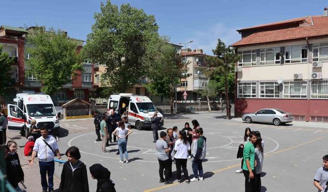 Zehirlenen öğrencilerle ilgilenmek yerine, basın mensuplarına saldırdılar