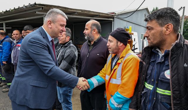 Serdivan Belediye Başkanı Osman Çelik, temizlik işçileri ile buluştu