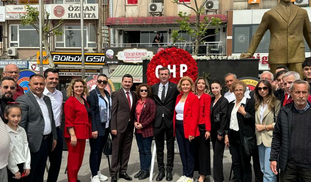 CHP Sakarya'dan 23 Nisan'da Atatürk heykeline çelenk
