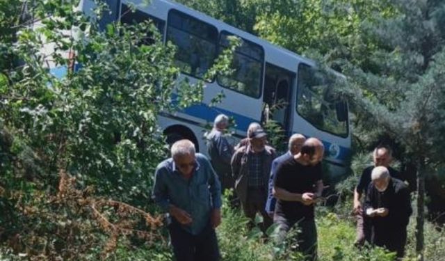 Cenaze dönüşü freni patlayan belediyeye ait midibüs uçuruma yuvarlandı: 9 yaralı
