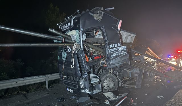 Anadolu Otoyolu'nda iki tırın karıştığı kazada iki kişi öldü, bir kişi yaralandı