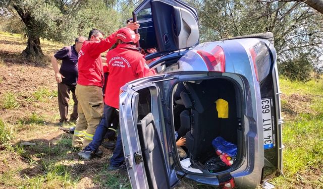 Balıkesir'de devrilen otomobildeki 3 kişi yaralandı