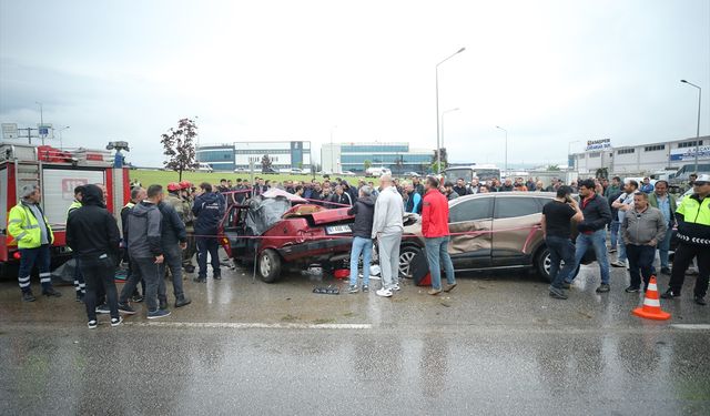 Bursa'da karşı şeride geçerek otomobille çarpışan araçtaki 2 kişi öldü