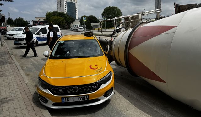 Bursa'da taksi sürücüsü beton mikserinin altında kalmaktan son anda kurtuldu