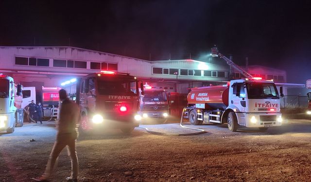 Bursa'da yedek parça fabrikasında çıkan yangın söndürüldü