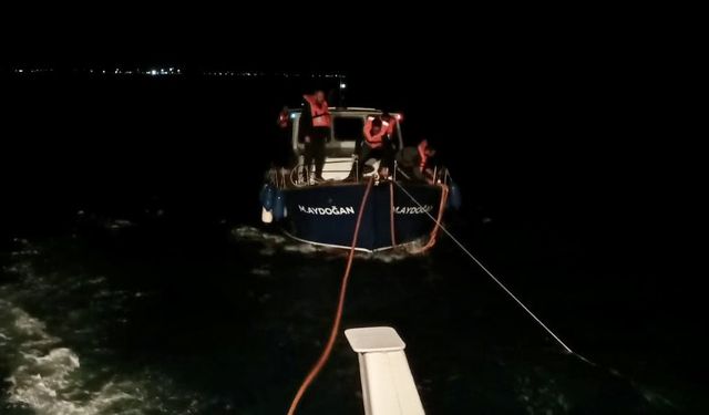 Çanakkale Boğazı'nda arızalanan tekne marinaya yanaştırıldı