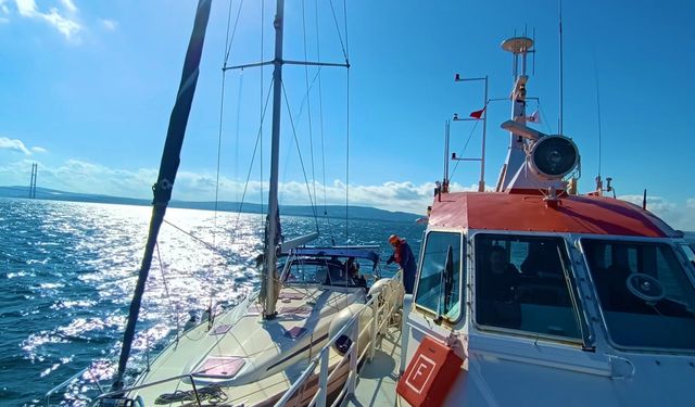 Çanakkale Boğazı'nda makineleri arızalanan tekne limana yanaştırıldı