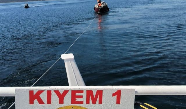 Çanakkale Boğazı'nda makinesi arızalanan tekne kurtarıldı