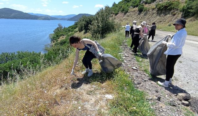 Çanakkale'de üniversiteliler Atikhisar Barajı'nda çevre temizliği yaptı