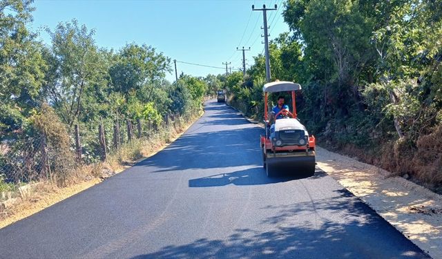 Edirne İl Özel İdaresinin köy yollarındaki sıcak asfalt çalışmaları sürüyor