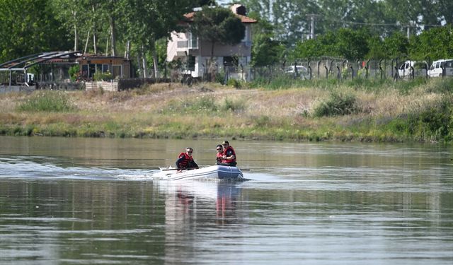 Edirne'de itfaiye personelinin Meriç Nehri'ndeki eğitimleri sürüyor