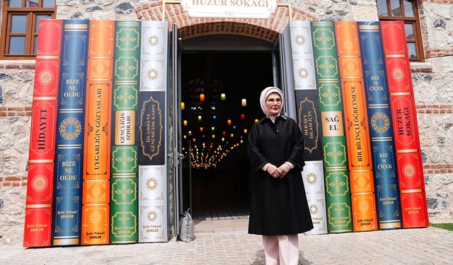 Emine Erdoğan, Şule Yüksel Şenler Vakfı Kitap ve Kültür Günleri etkinlik alanını ziyaret etti