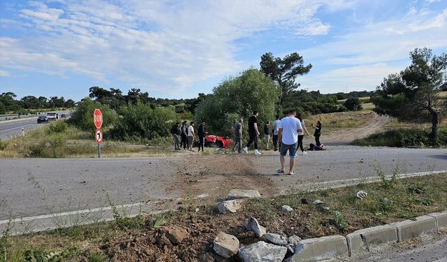 Ezine'de kontrolden çıkarak devrilen araçtaki 3 kişi yaralandı