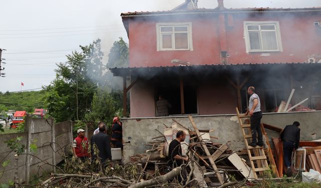 Ferizli'de müstakil evde çıkan yangında hasar oluştu