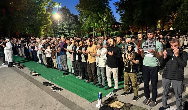 İHH Gençlik üyeleri Saraçhane Parkı’nda namaz kılıp Filistin halkı için dua etti