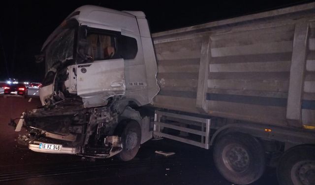 İstanbul-İzmir Otoyolu'nda kamyona çarpan tırın sürücüsü yaralandı
