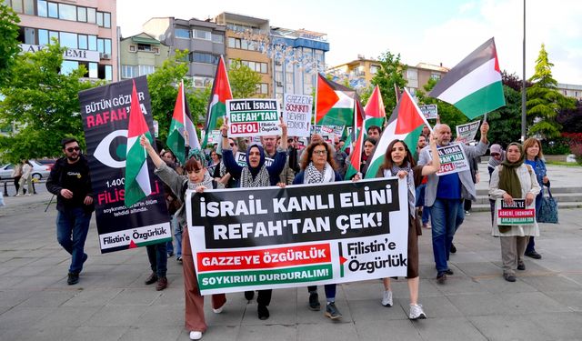 Kadıköy Belediyesi önünde "İsrail ile kardeş şehir protokolü" protestosu