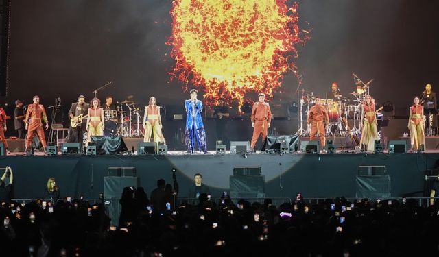 Kazak müzisyen Dimash Qudaibergen İstanbul'da konser verdi