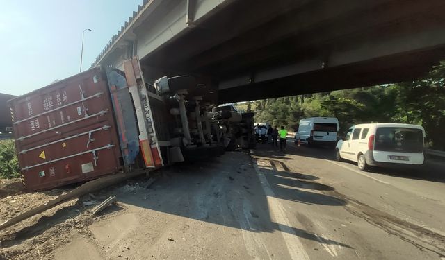 Kocaeli'de devrilen tırda sıkışan sürücü ağır yaralandı