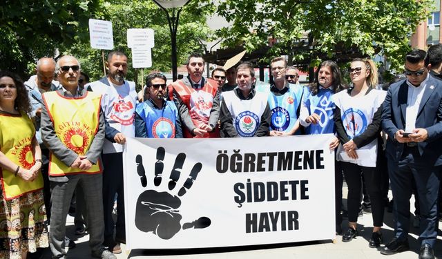 Kocaeli'de eğitim sendikaları öğretmene saldırıyı protesto etti