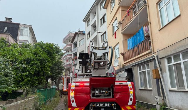 Kocaeli'de yıldırım isabet eden evde çıkan yangın söndürüldü