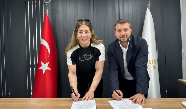 Milli güreşçi Yasemin Adar Yiğit, Balıkesir Büyükşehir Belediyespor ile sözleşme yeniledi