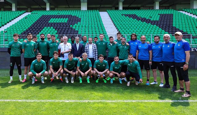 Sakarya Büyükşehir Belediye Başkanı Alemdar, Sakaryaspor antrenmanını ziyaret etti: