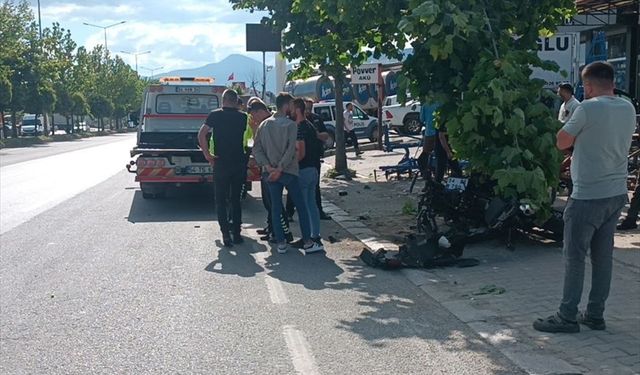Sakarya'da ağaca çarpan motosikletin sürücüsü öldü