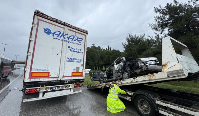 Sakarya'da geri manevra yaparken tırla çarpışan otomobildeki 2 kişi yaralandı