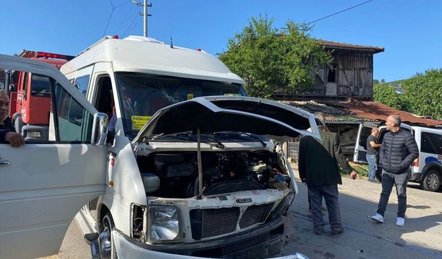 Sakarya'da minibüsle otomobilin çarpıştığı kazada 1 kişi öldü, 5 kişi yaralandı