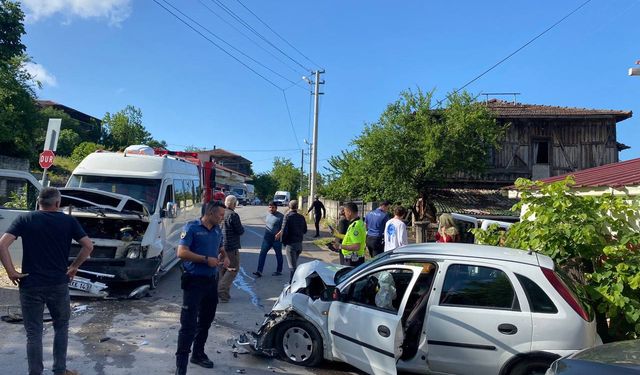 Sakarya'da servis minibüsü ile otomobilin çarpıştığı kazada 6 kişi yaralandı