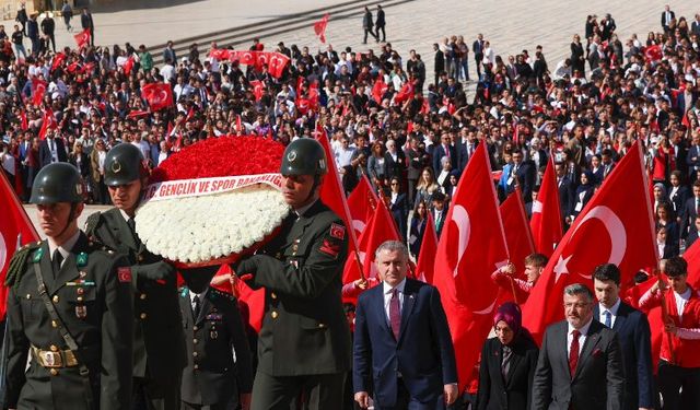 Bakan Bak gençlerle Anıtkabir'de