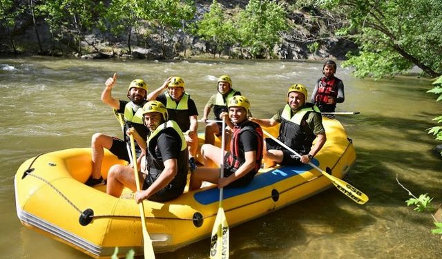 Başkan Büyükkılıç ve Vali Çiçek, Zamantı Irmağı’ndaki rafting yarışının startını verdi