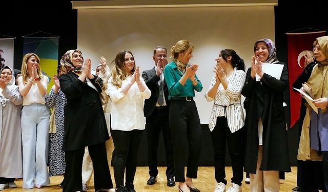 Beylikdüzü'nde​​​ okuma yazma kursu yeni mezunlarını verdi