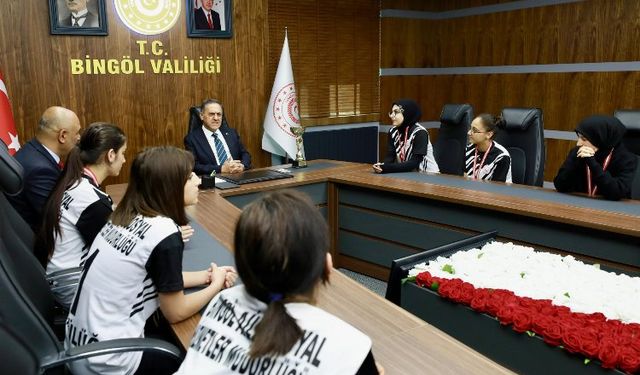 Bingöl Valisi Türkiye Şampiyonu voleybolcuları ağırladı