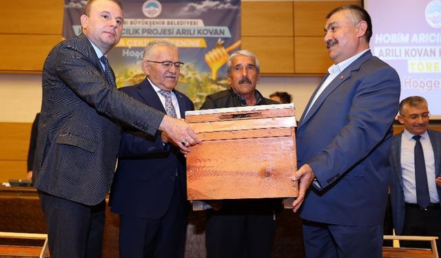 Büyükşehir’den 6 Milyon 270 bin TL’lik arılı kovan dağıtım töreni