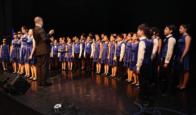 Çocuk ve gençlik korosundan muhteşem performans