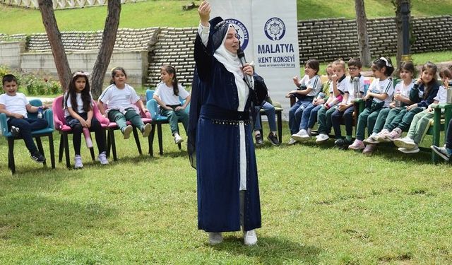 Çocuklar Ninem Korkut’tan masallar dinlediler