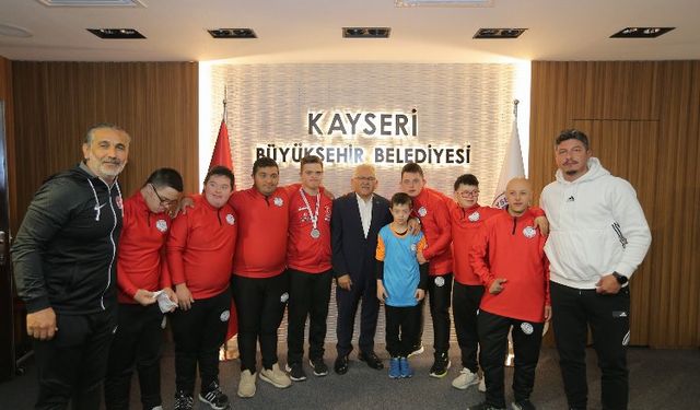 Down Futsal Takımı sporcularından Başkan Büyükkılıç’a sevgi gösterisi